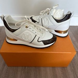 Barely worn LOUIS VUITTON RUNAWAY SNEAKERS! comes with box cards and laces! 36